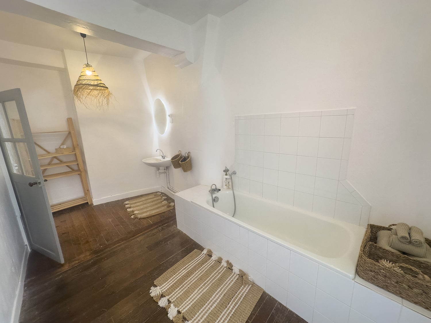 Bathroom | Holiday château in Nouvelle-Aquitaine