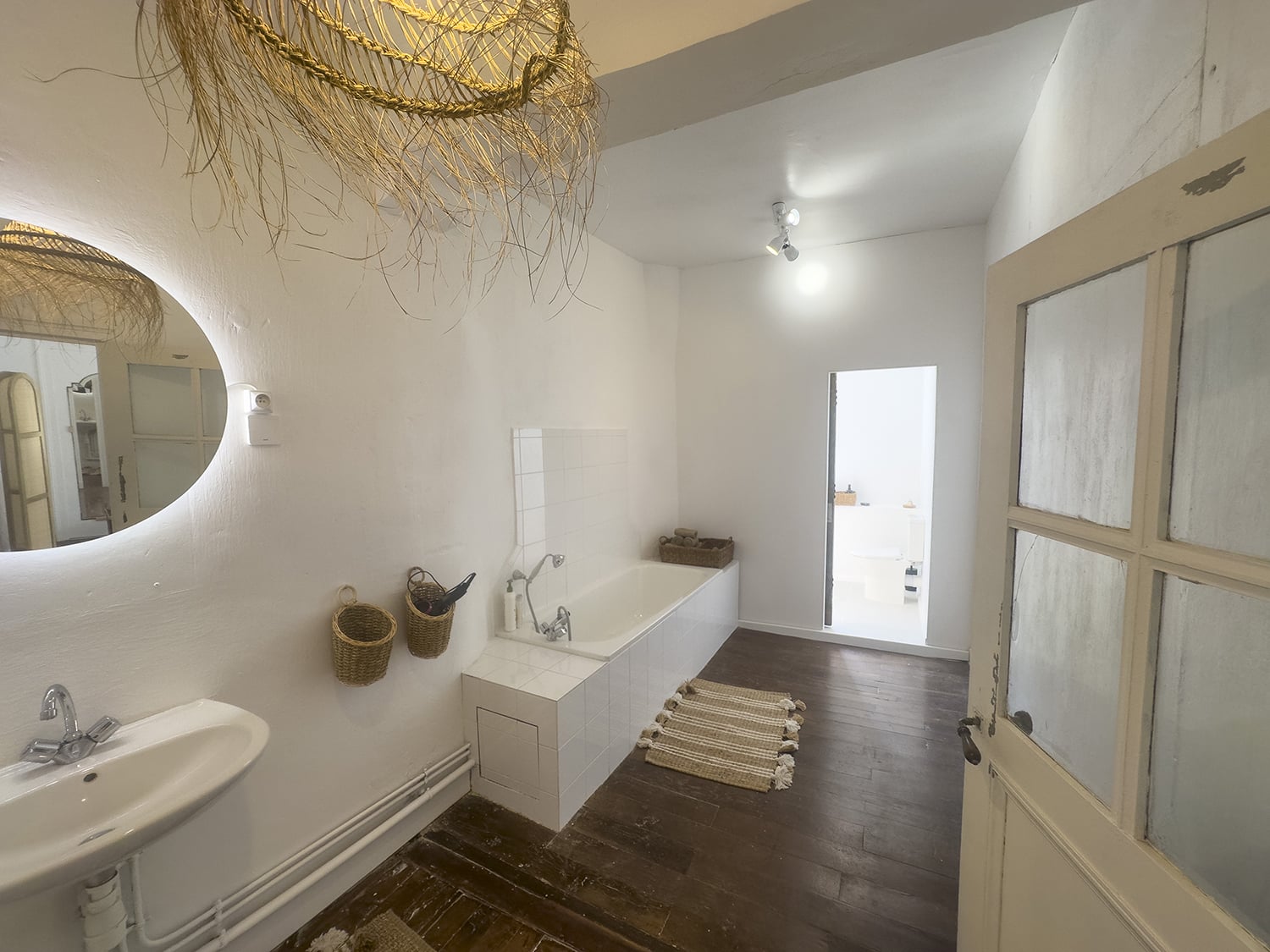 Bathroom | Holiday château in Nouvelle-Aquitaine