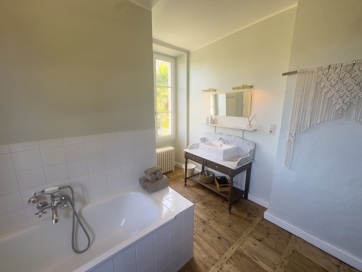 Bathroom | Holiday château in Nouvelle-Aquitaine