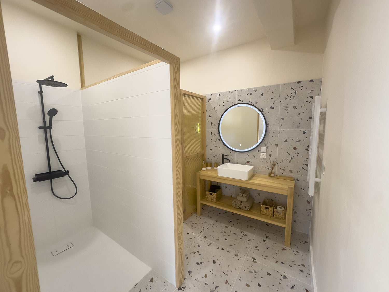 Bathroom | Holiday château in Nouvelle-Aquitaine