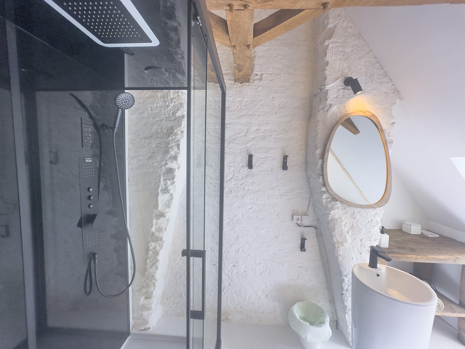 Bathroom | Holiday château in Nouvelle-Aquitaine