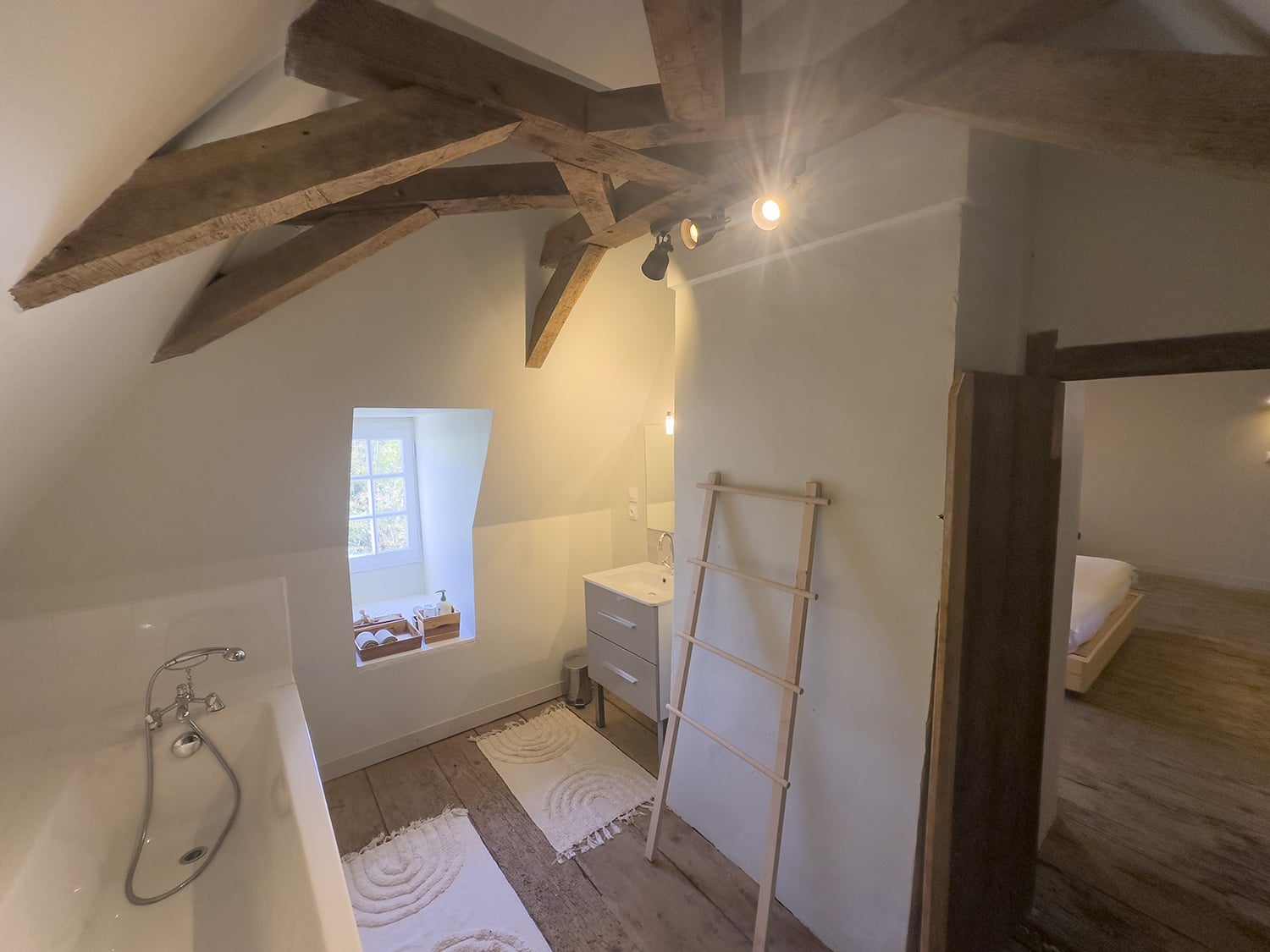 Bathroom | Holiday château in Nouvelle-Aquitaine