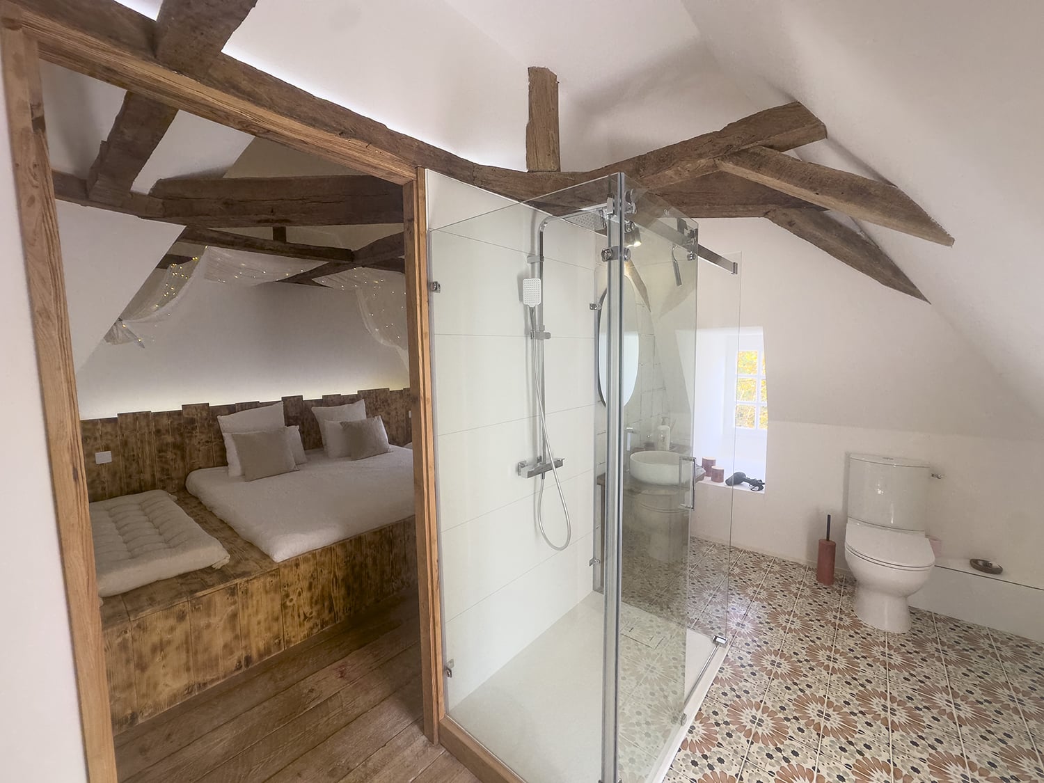 Bedroom and bathroom | Holiday château in Nouvelle-Aquitaine, France