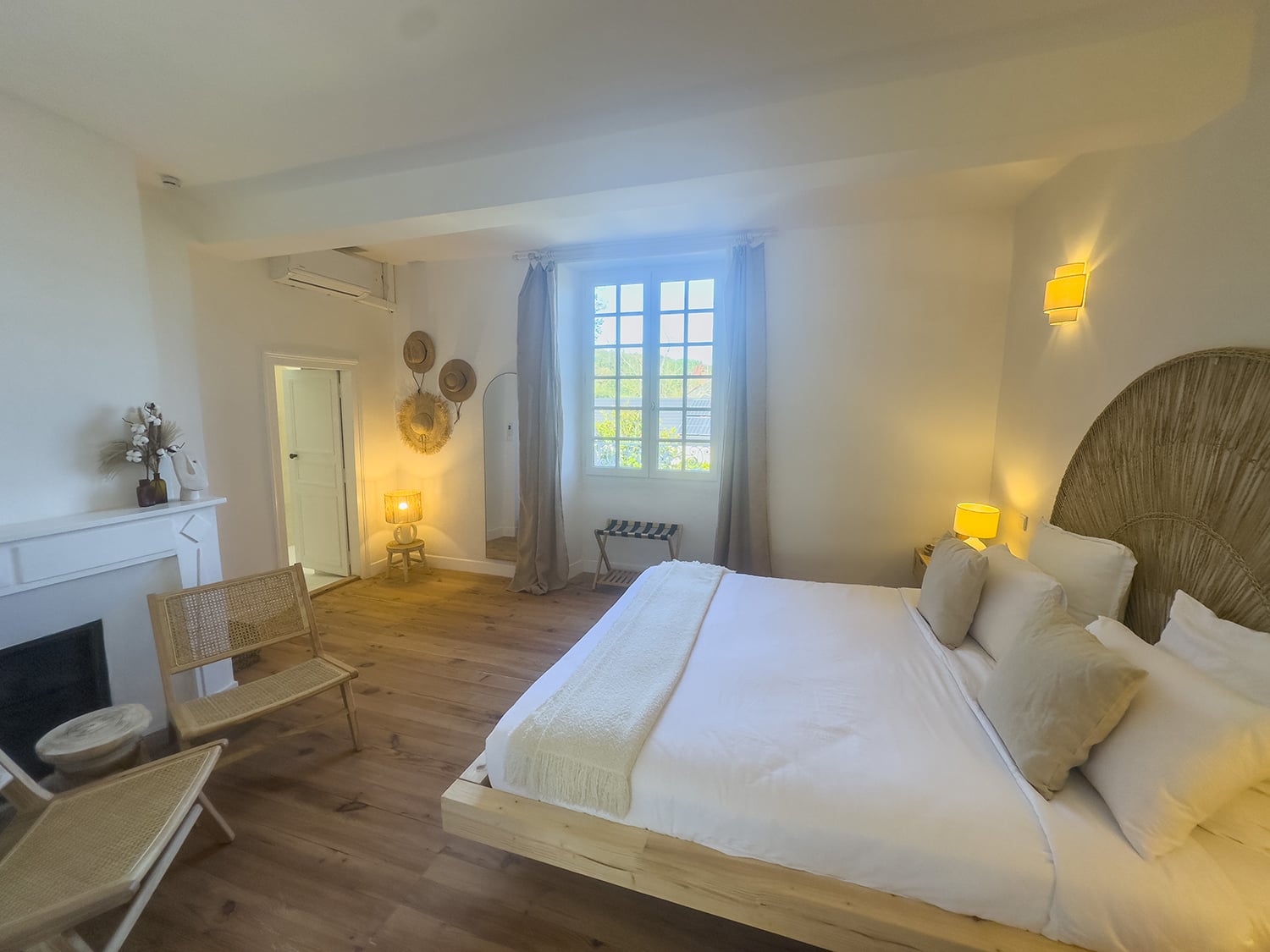 Bedroom | Holiday château in Nouvelle-Aquitaine, France