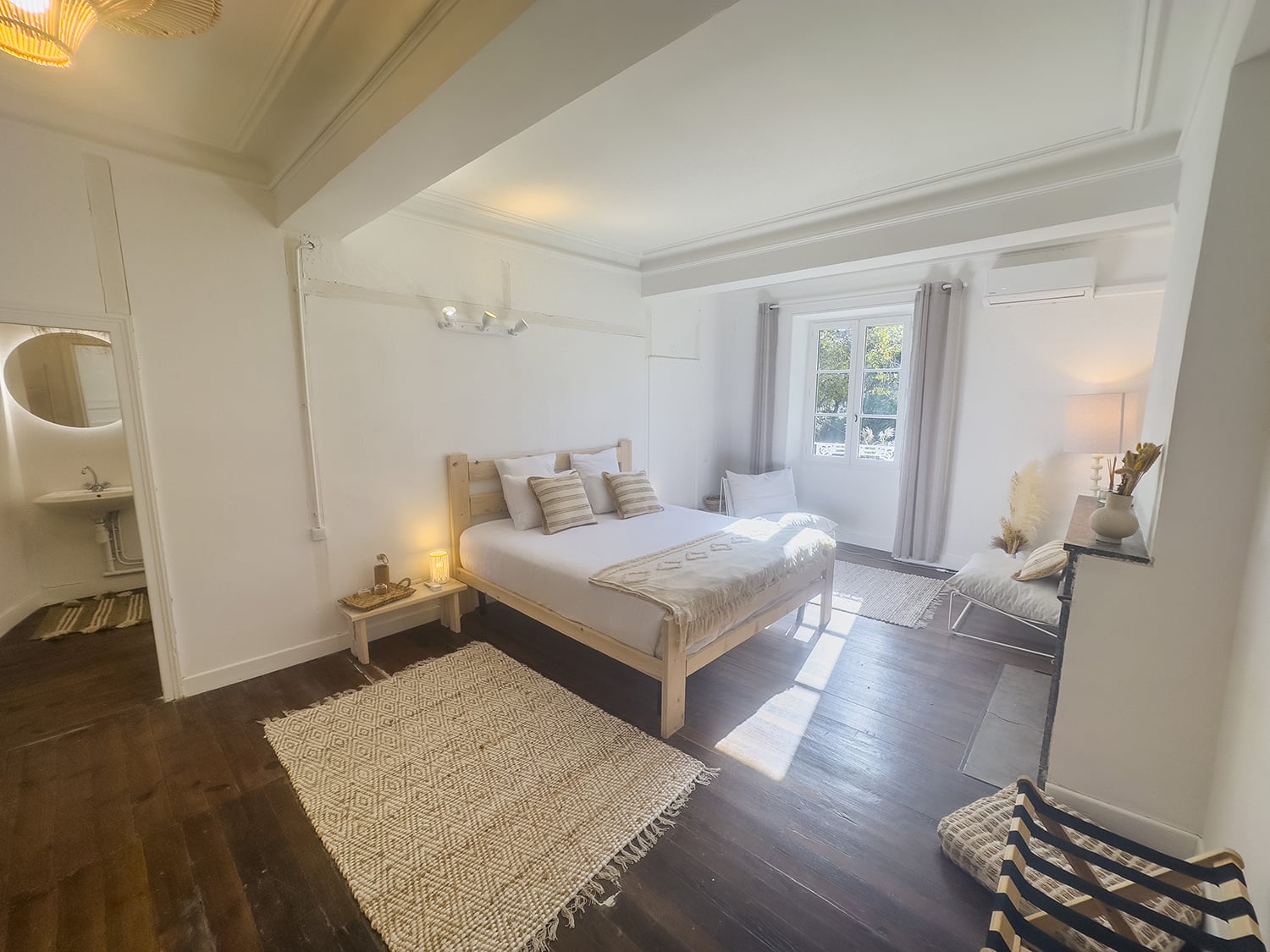 Bedroom | Holiday château in Nouvelle-Aquitaine, France