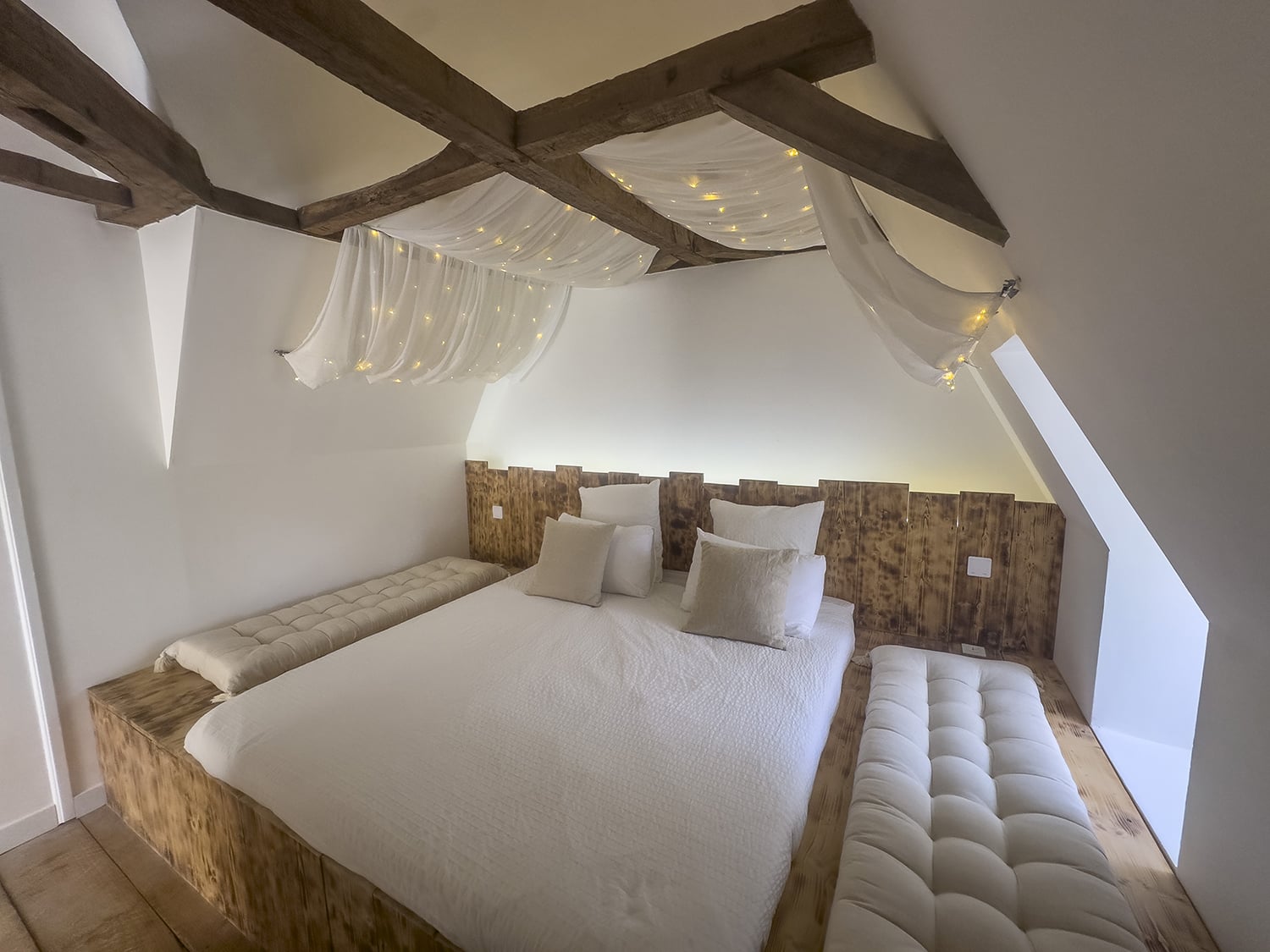 Bedroom | Holiday château in Nouvelle-Aquitaine, France