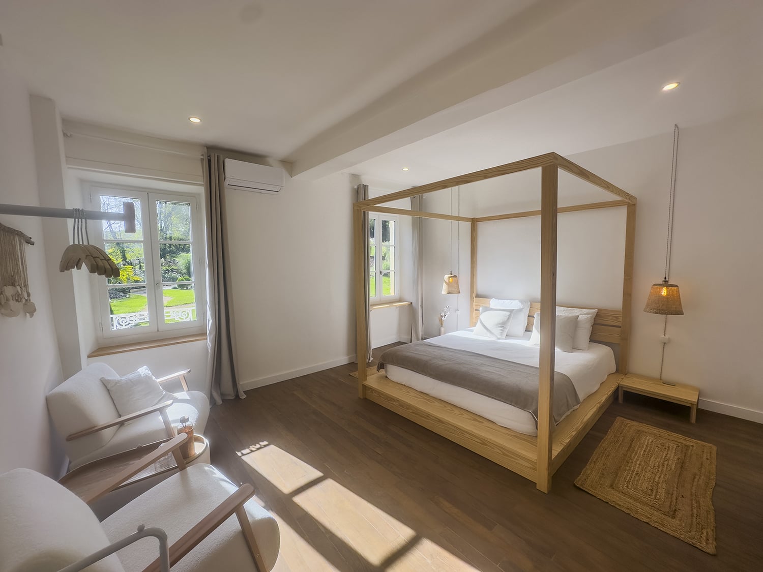 Bedroom | Holiday château in Nouvelle-Aquitaine, France