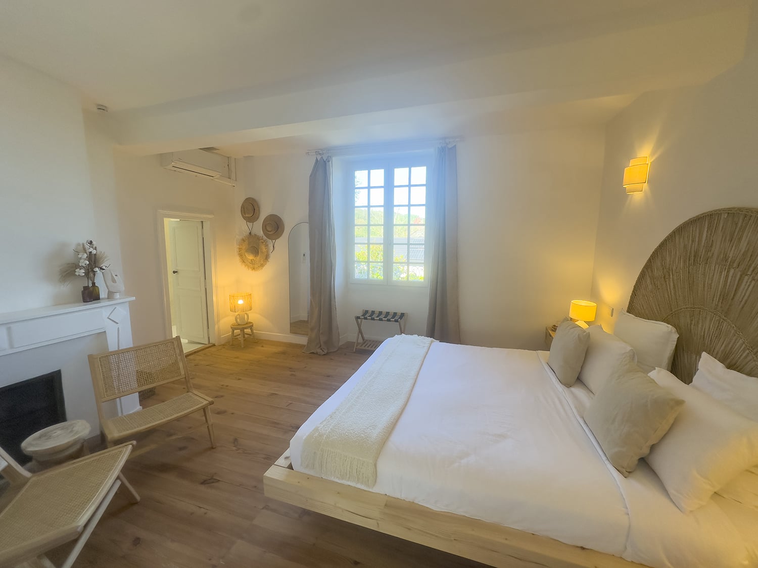 Bedroom | Holiday château in Nouvelle-Aquitaine