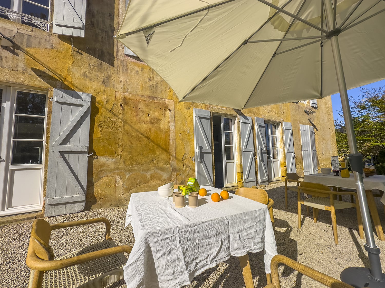 Dining terrace | Holiday château in Nouvelle-Aquitaine, France