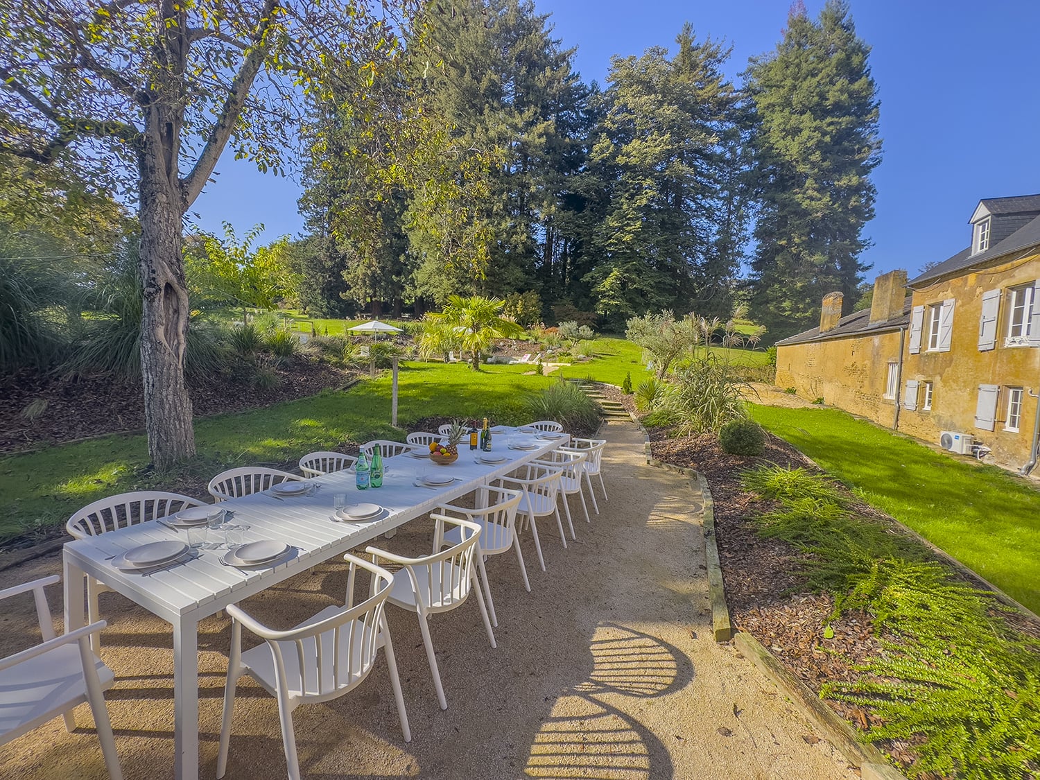 Dining terrace | Holiday château in Nouvelle-Aquitaine, France