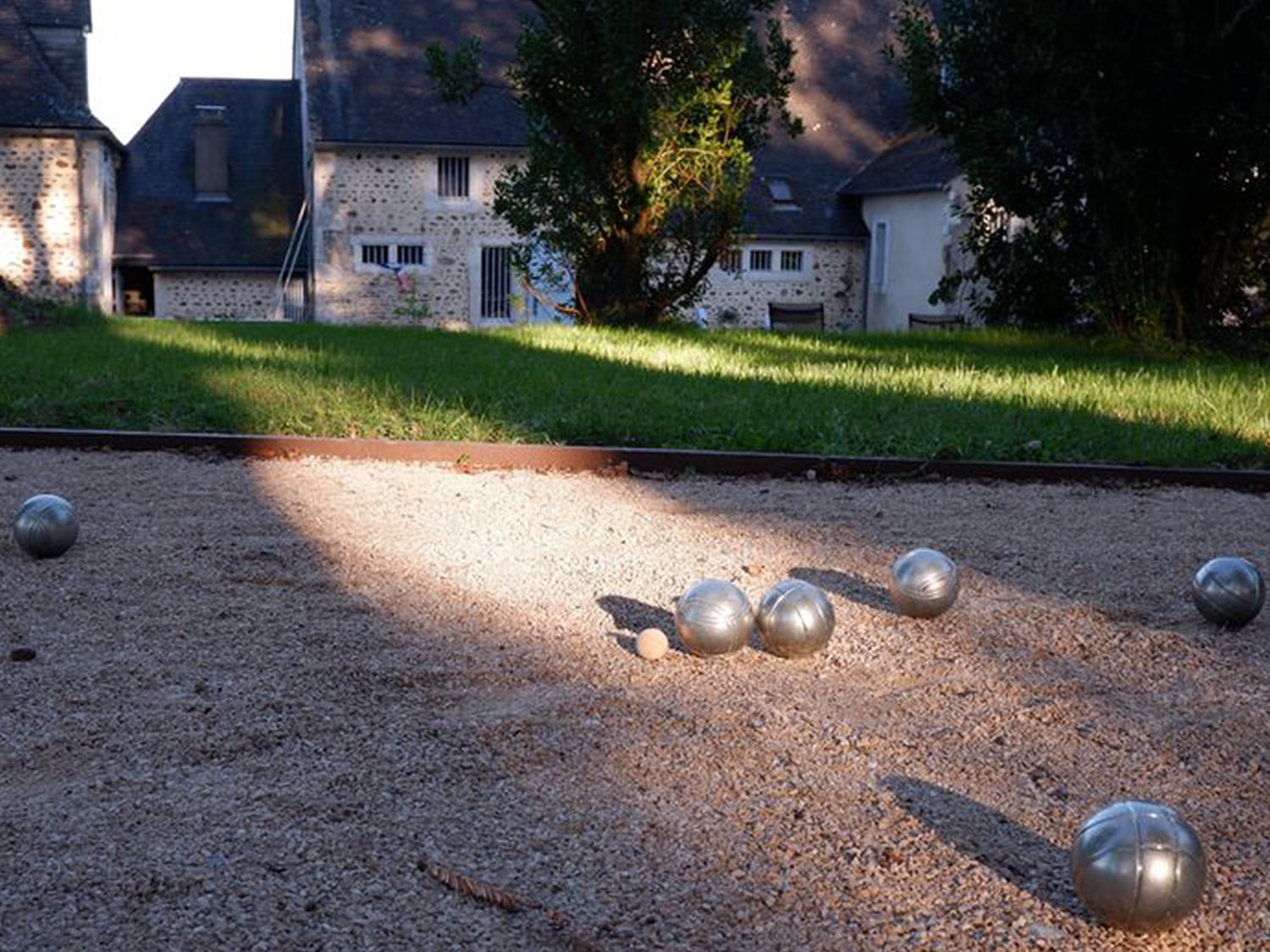 Boules court