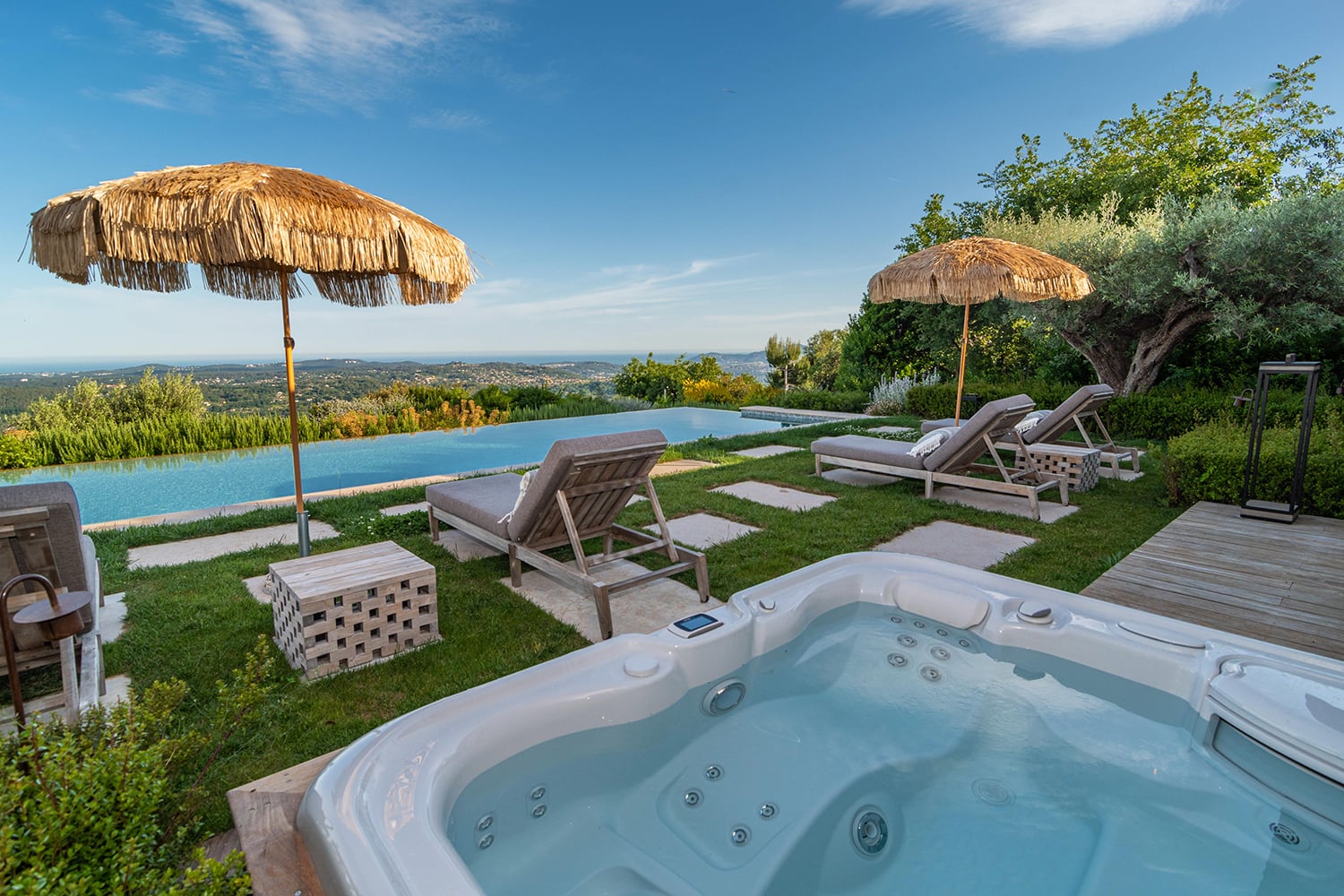 Jacuzzi and private pool