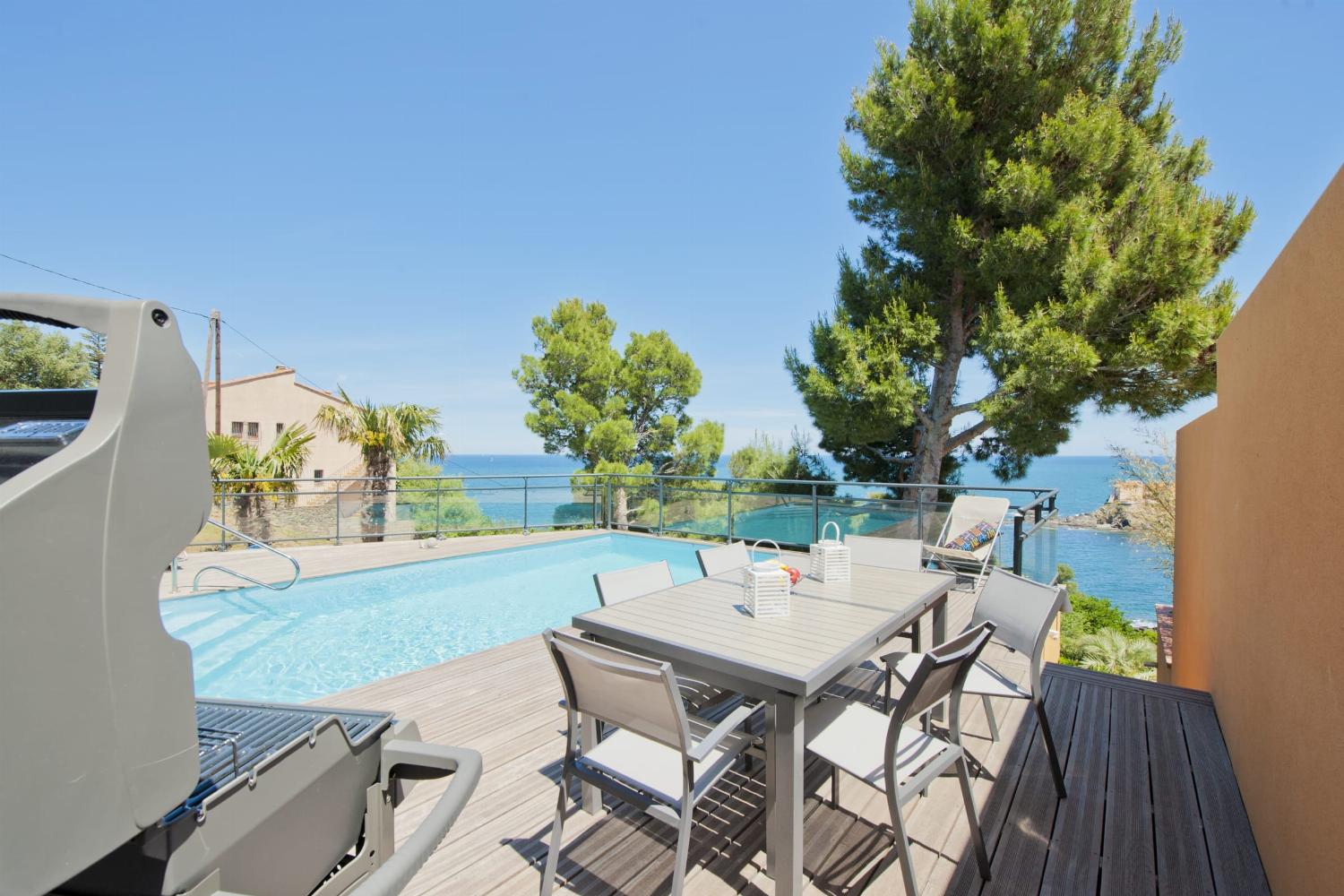 Private pool with sea view