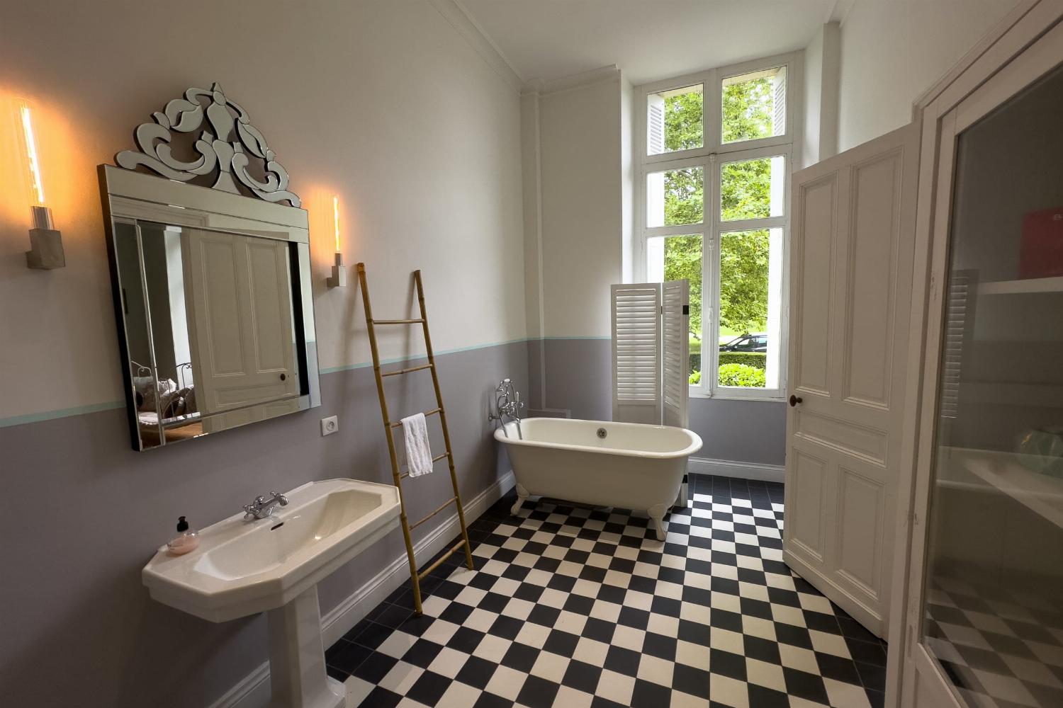 Bathroom | Holiday château in Pyrénées-Atlantiques