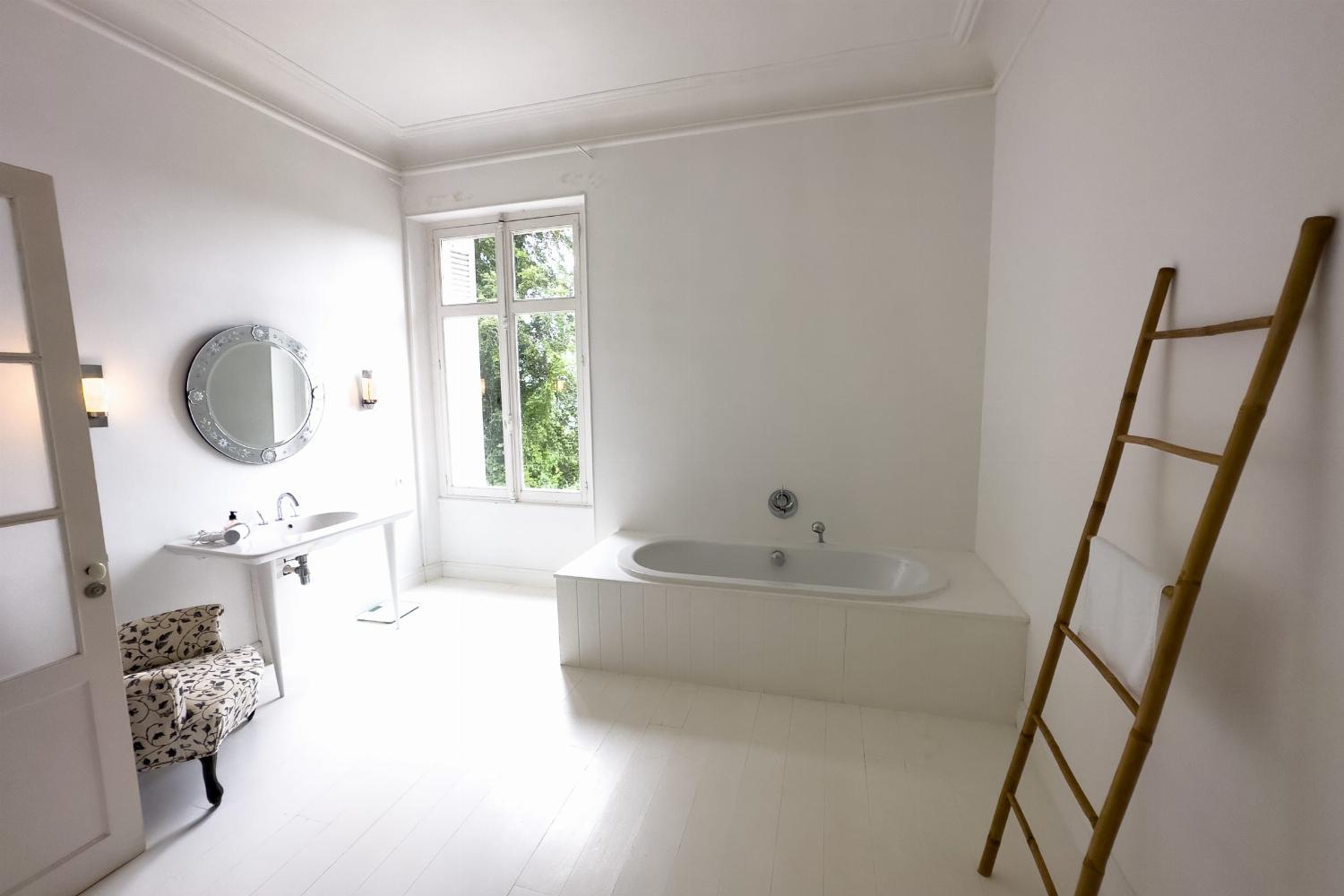 Bathroom | Holiday château in Pyrénées-Atlantiques