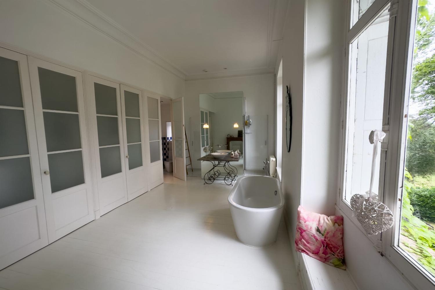 Bathroom | Holiday château in Pyrénées-Atlantiques