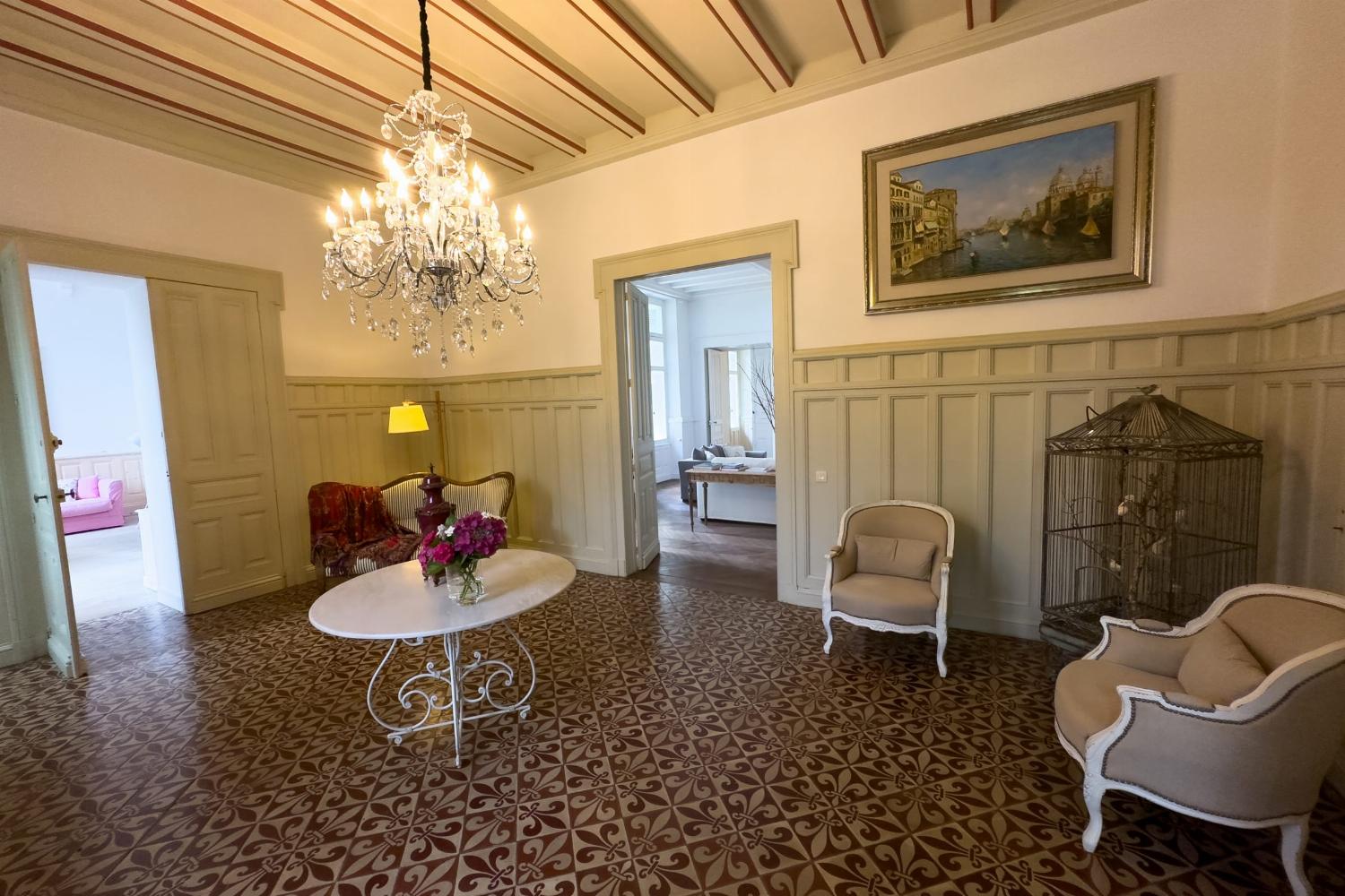 Entrance hallway | Holiday château in Pyrénées-Atlantiques