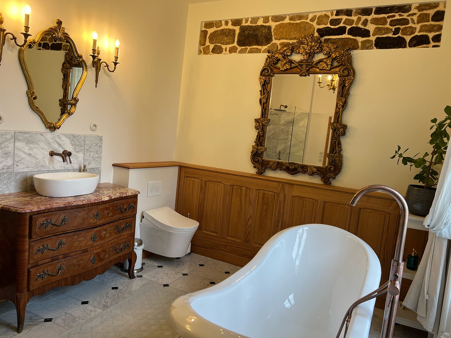 Bathroom | Holiday château in Nouvelle-Aquitaine