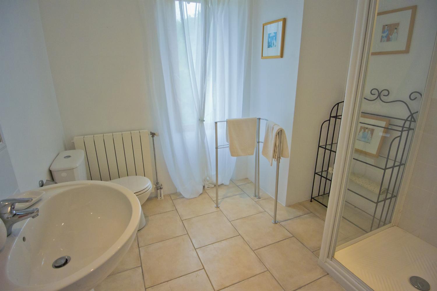 Bathroom | Rental home in Tarn-en-Garonne