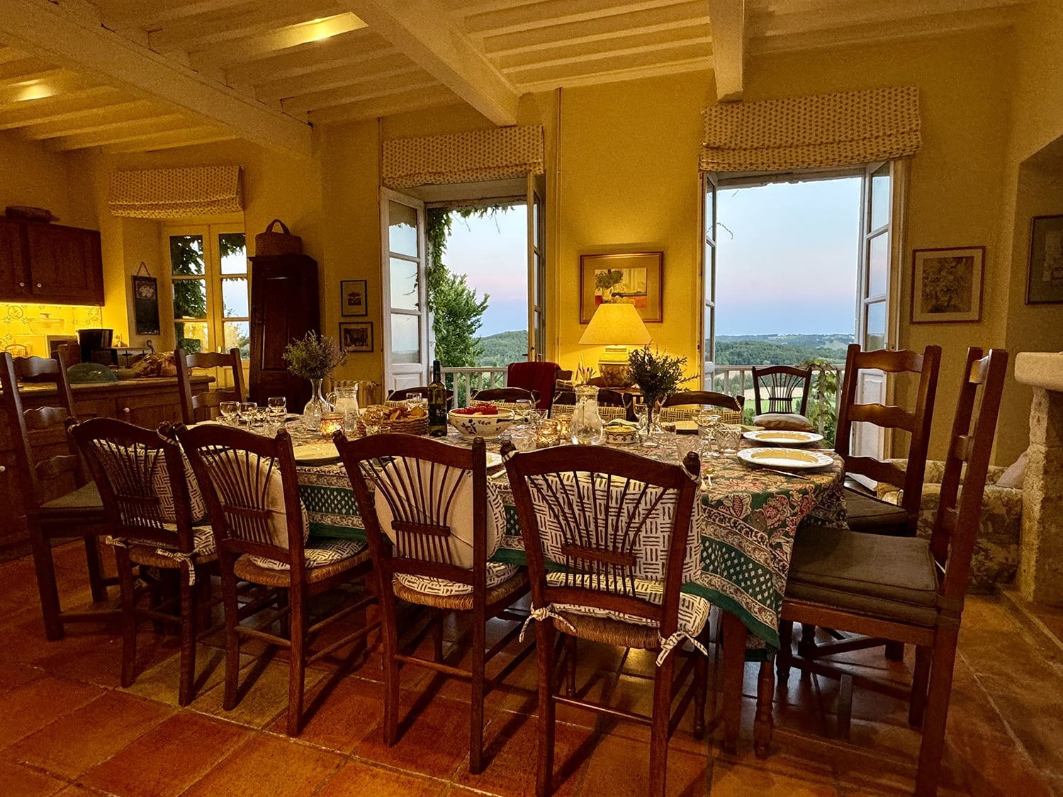 Dining room and kitchen | Holiday home in Miramont-de-Quercy