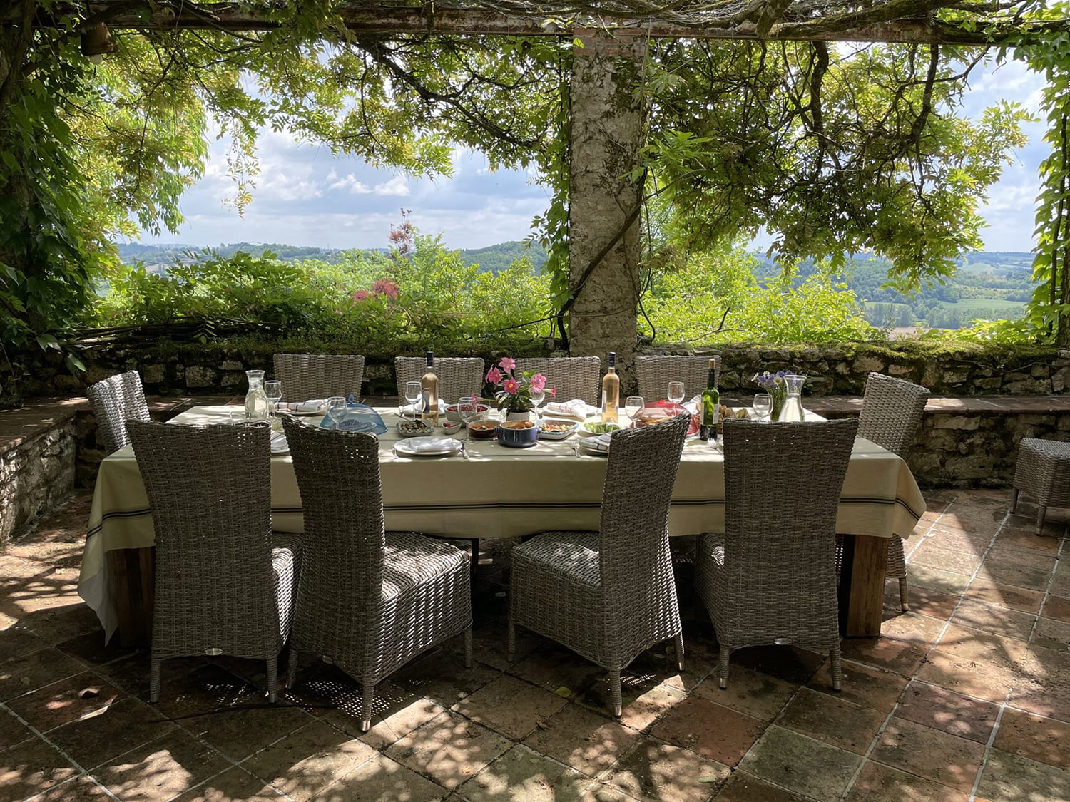 Dining terrace | Holiday home in Miramont-de-Quercy