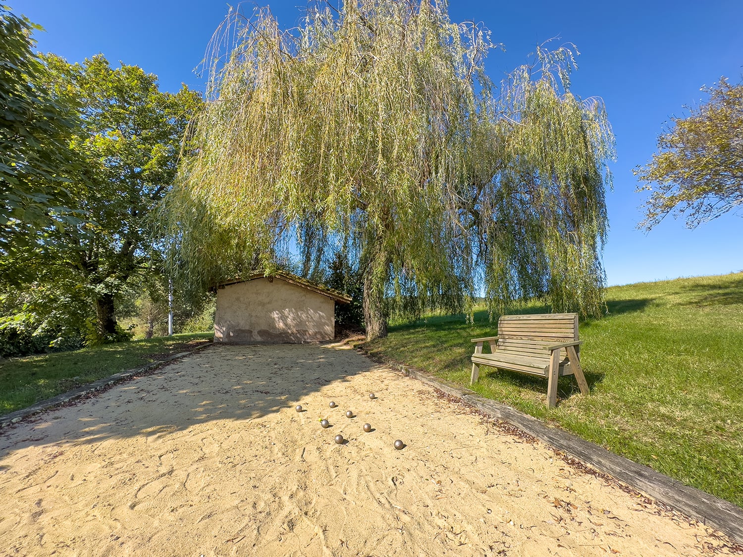 Boules court