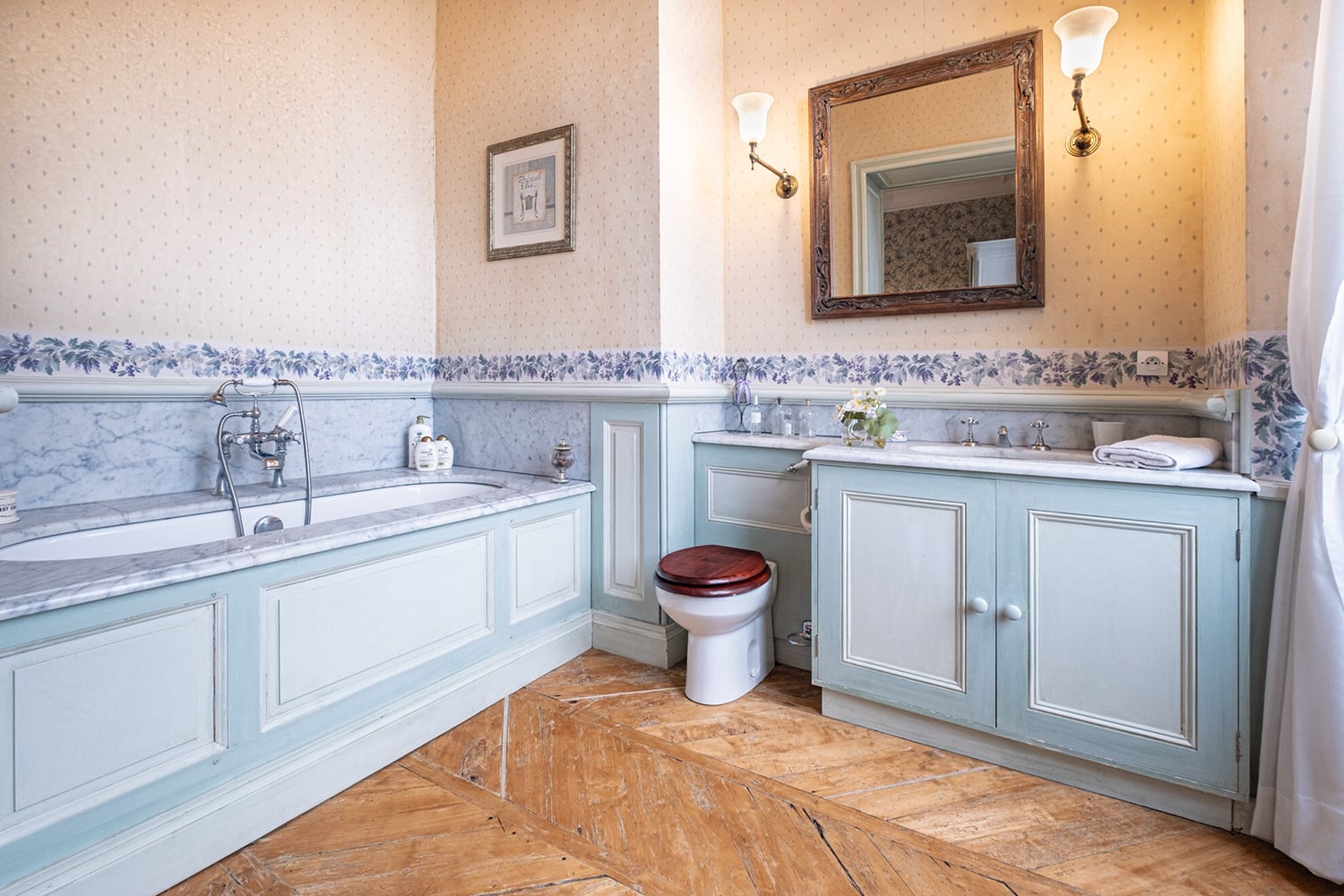 Bathroom | Holiday château in Saint-Mézard