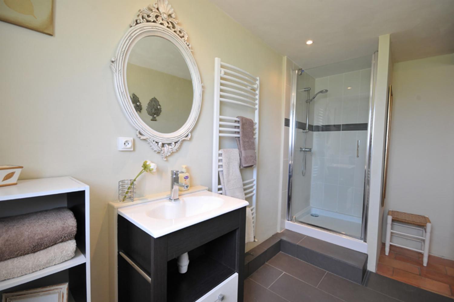 Bathroom | Holiday accommodation in Dordogne