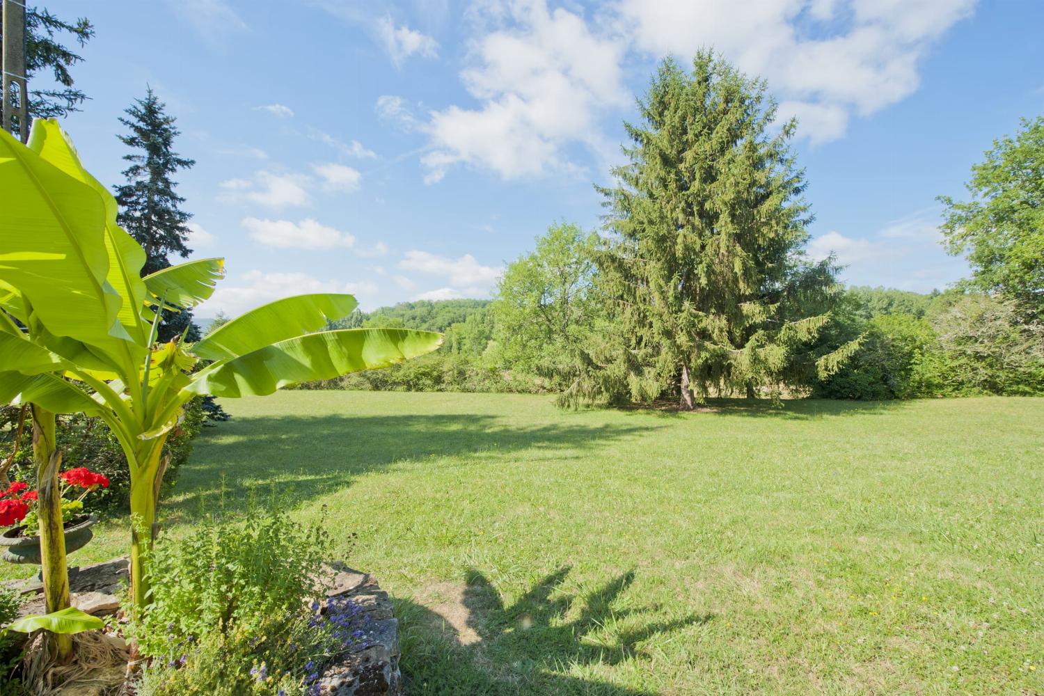 Garden | Rental cottage in Nouvelle-Aquitaine