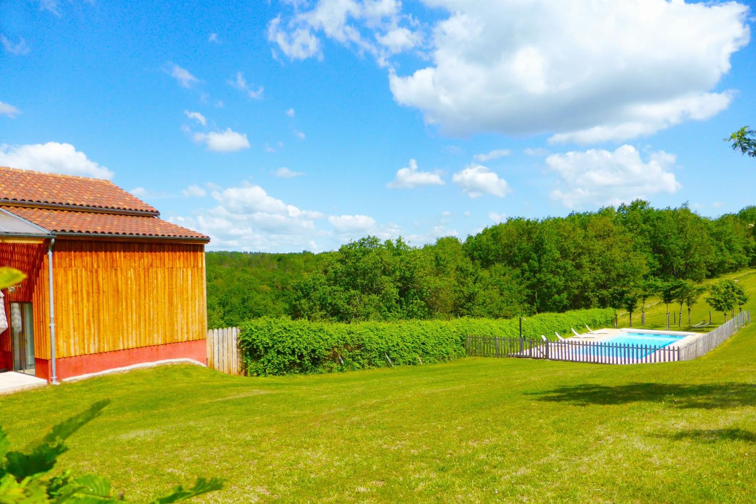 Garden in France and private heated pool