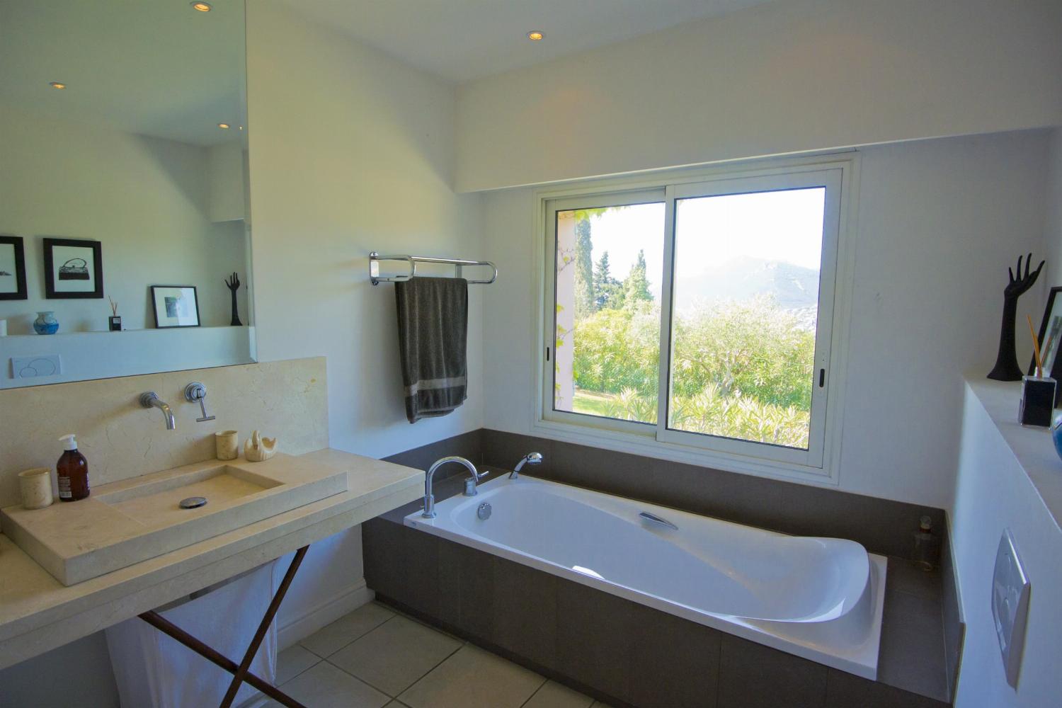 Bathroom | Holiday villa in Provence